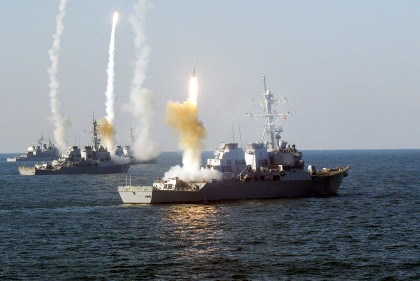 Chiến hạm Mỹ phóng tên lửa hành trình trên biển