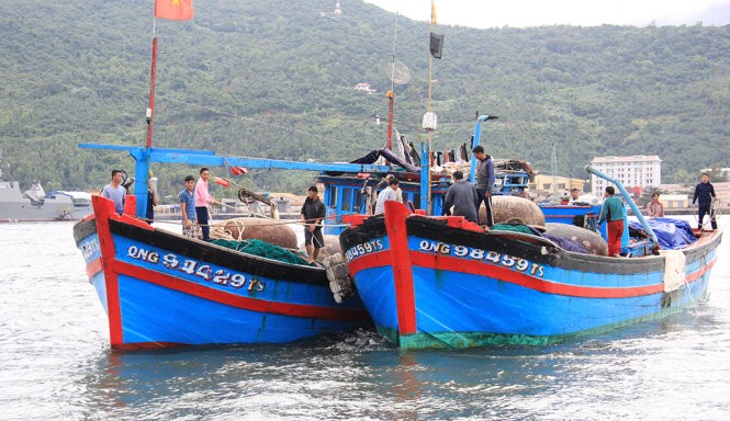 Tàu QNg 98495 của ông Huỳnh Văn Thạch cùng 10 ngư dân được tàu cá QNg 94429 lai dắt về tới đồn biên phòng Mân Quang, Đà Nẵng - Ảnh: Trường Trung