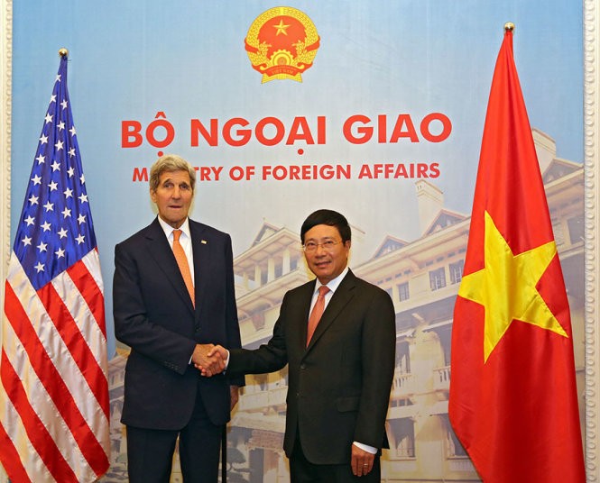 Ngoại trưởng John Kerry (trái) bắt tay Phó Thủ tướng, Bộ trưởng Ngoại giao Phạm Bình Minh nhân chuyến thăm Việt Nam vào tháng 8-2015 - Ảnh: Việt Dũng 