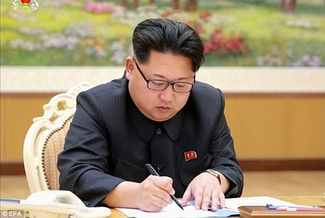 Bức ảnh ông Kim Jong Un ký bức thư gửi quốc dân Triều Tiên