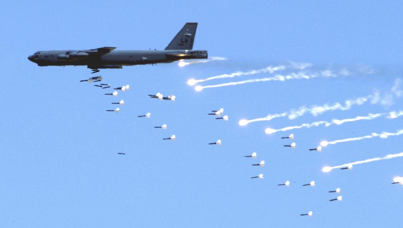 Pháo đài bay B-52 của Mỹ thể hiện uy lực trong cuộc tập trận