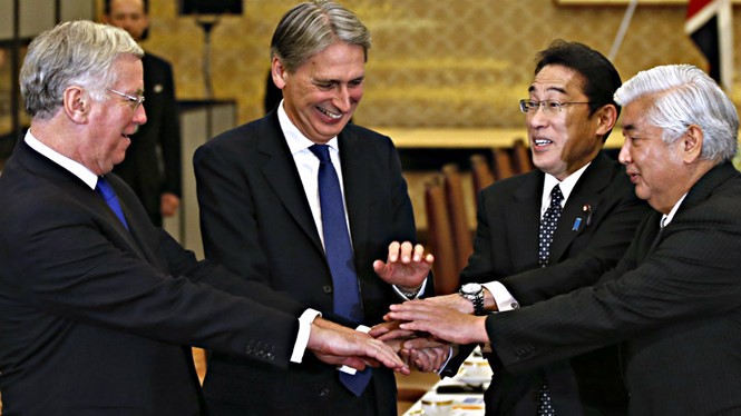 Các bộ trưởng quốc phòng, ngoại giao Anh, Nhật thể hiện sự hợp tác trong lĩnh vực quốc phòng của 2 nước - Ảnh: Reuters