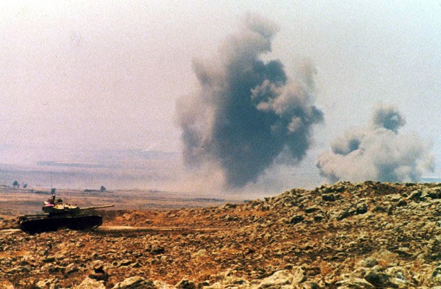 Xe tăng Israel tấn công quân đội Arab ở Syria, năm 1967 (AP)