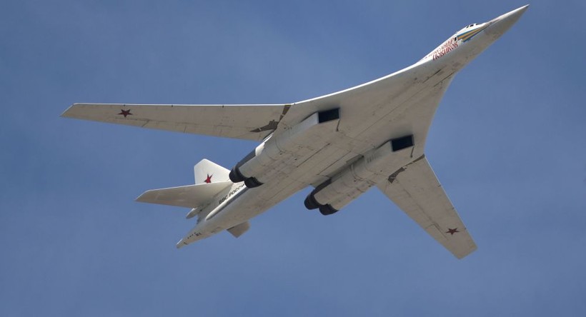 Máy bay ném bom chiến lược Tu-160 của Nga