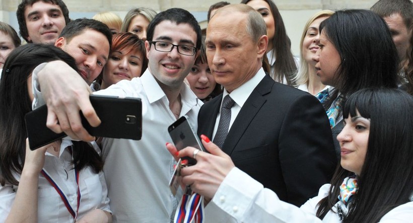 Người dân Nga tranh nhau chụp ảnh với ông Putin