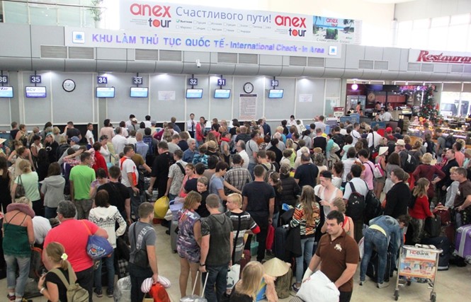 Du khách làm thủ tục tại sân bay Cam Ranh