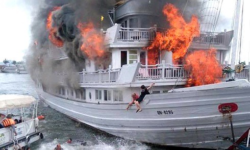 Du khách hoảng loạn nhảy khỏi con tàu bốc cháy dữ dội