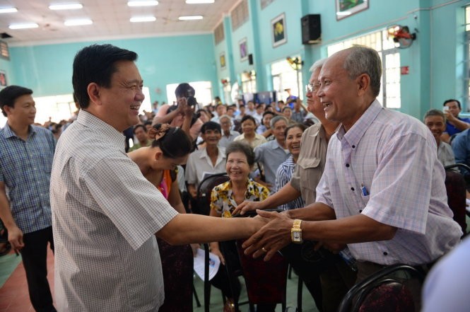 Ông Đinh La Thăng - Ủy viên Bộ Chính trị, Bí thư Thành ủy TP.HCM bắt tay các cử tri -