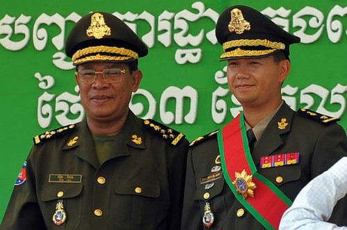 Thủ tướng Hun Sen (trái) và con trai cả Hun Manet trong một sự kiện tại căn cứ quân sự ở Phnom Penh năm 2009. Ảnh: AFP