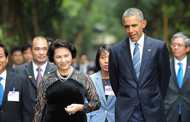 Chủ tịch Quốc hội Nguyễn Thị Kim Ngân và Tổng thống Obama đi thăm Nhà sàn Bác Hồ