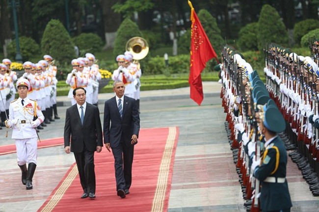 Chủ tịch nước Trần Đại Quang và Tổng thống Obama duyệt đội danh dự trong lễ đón chính thức sáng nay