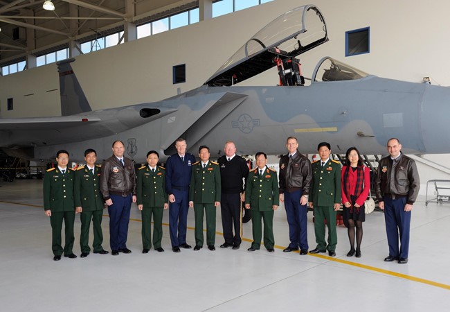 Phái đoàn quân sự Việt Nam thăm đơn vị không quân tại Mỹ
