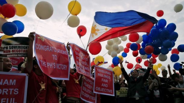 Người dân Philippines ăn mừng sau khi Tòa án quốc tế ra phán quyết cuối cùng về vụ kiện Biển Đông