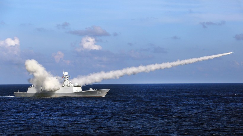 Chiến hạm Trung Quốc phóng tên lửa trong cuộc tập trận hồi đầu tháng 7/2016, ngay trước khi Toà án quốc tế ra phán quyết về tranh chấp Biển Đông