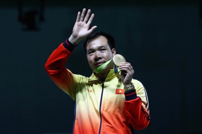 Hoàng Xuân Vinh xúc động khi quốc ca Việt Nam lần đầu tiên giúp Việt Nam giành huy chương vàng tại Olympic.