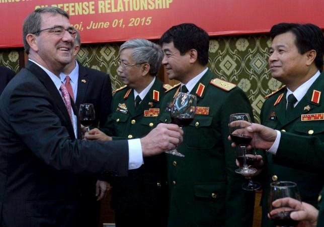 Bộ trưởng Quốc phòng Mỹ Ash Carter trong chuyến thăm Việt Nam năm 2015