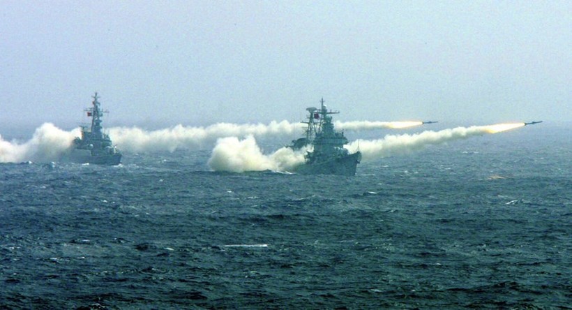 Chiến hạm Trung Quốc phóng tên lửa trong cuộc tập trận. Nước này thường xuyên tiến hành các cuộc tập trận trong thời gian gần đây gây căng thẳng khu vực