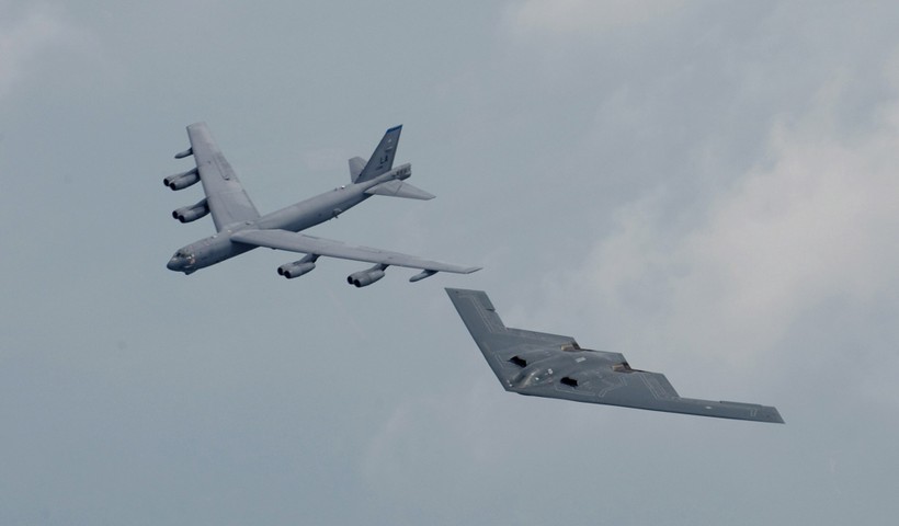 Máy bay ném bom tàng hình B-2 Spirit và "pháo đài bay" B-52 của Mỹ