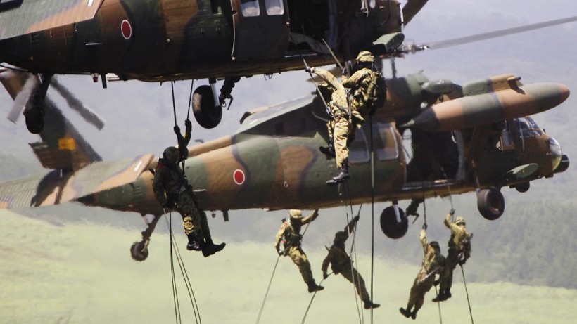 Binh sĩ Nhật tập trận đổ bộ từ trực thăng