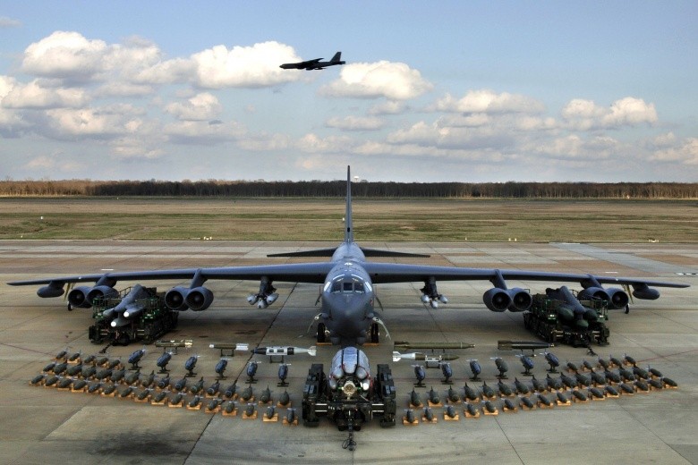 Máy bay ném bom B-52H và lượng vũ khí trên khoang có sức răn đe rất lớn