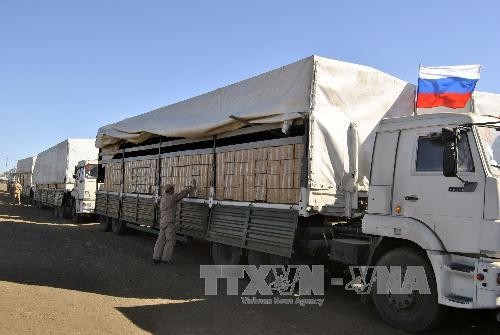 Đoàn xe chở hàng viện trợ của Nga cho người dân miền Đông Nam Ukraine. Ảnh: AFP/TTXVN.