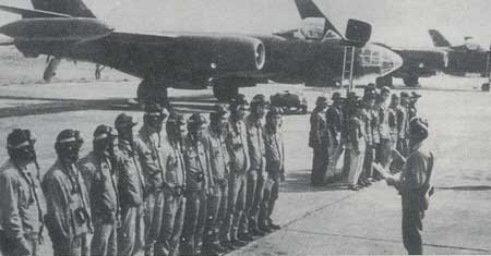 Cán bộ, chiến sĩ đơn vị không quân ném bom Il-28 nhận nhiệm vụ chiến đấu. (Nguồn: tư liệu Bảo tàng Phòng không - Không quân)