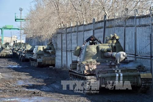 Binh sĩ Ukraine chuyển vũ khí khỏi thành phố Artemivsk thuộc khu vực Donetsk ở miền đông ngày 6/3. Ảnh: AFP/TTXVN