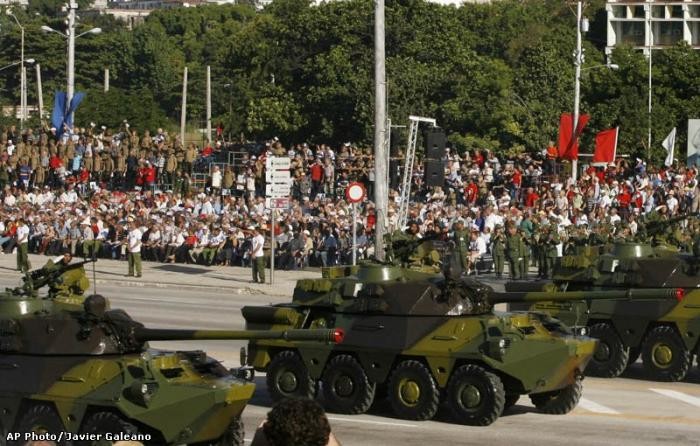 Xe BTP -60pb của Cuba tham gia diễu hành