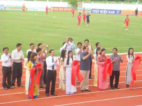 Sân chạy điền kinh khánh thành ăm 2012, do sở VHTT&DL Kiên Giang làm chủ đầu tư