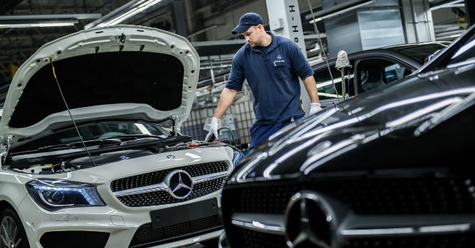 Một xưởng sản xuất Mercedes-Benz tại Hungary. Ảnh: WSJ