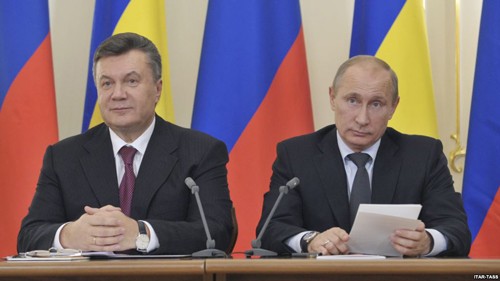 Tổng thống Putin và ông Yanukovych khi còn là tổng thống Ukraine. Ảnh: Itar-Tass