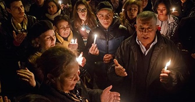 Đêm 18/3, hàng ngàn người đã tập hợp trước cổng Bảo tàng quốc gia Bardo ở Tunis để thắp nến tưởng niệm các nạn nhân. Ảnh: AP