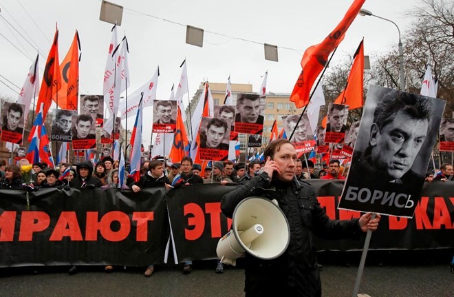 Một cuộc tuần hành tưởng niệm ông Nemtsov ở Moskva. (Ảnh: knews.esy.es)
