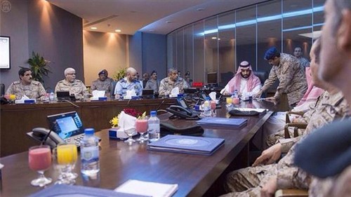 Bộ trưởng Quốc phòng Saudi Arabia ông Mohammad bin Salman tại trung tâm Không lực Hoàng gia Saudi Arabia. Ảnh: SPA 