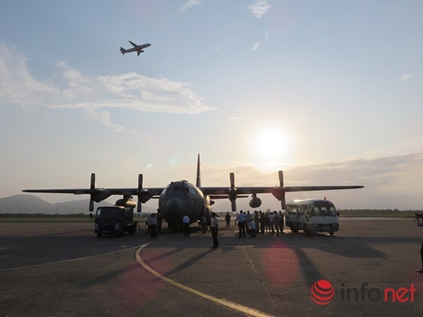 Chiếc máy bay vận tải C-130 mang số hiệu 1459 của Không quân Hoa Kỳ đang đậu tại sân bay Đà Nẵng (Ảnh: HC)