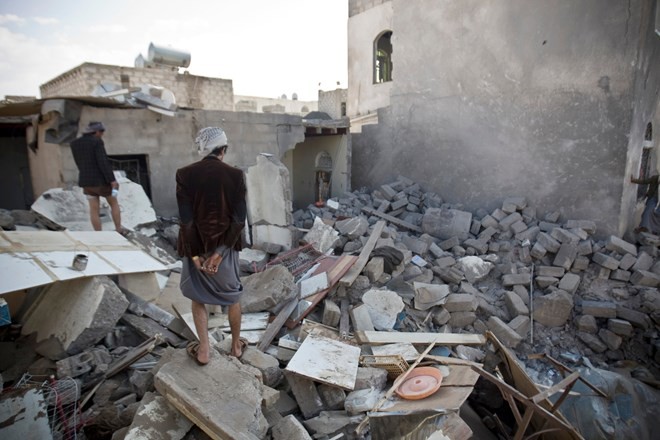 Hiện trường đổ nát sau các cuộc không kích tại Yemen. (Nguồn: AP)