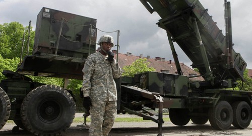 Một khẩu đội tên lửa phòng thủ Patriot được Mỹ triển khai tại Ba Lan. Ảnh: AP
