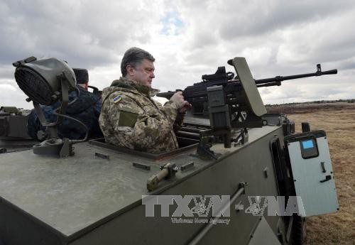 Tổng thống Ukraine Petro Poroshenko tại một căn cứ quân sự ở ngoại ô thủ đô Kiev ngày 4/4. Ảnh: AFP/TTXVN