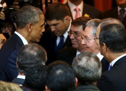 hủ tịch Cuba Raul Castro gặp gỡ và bắt tay Tổng thống Mỹ Barack Obama trước thềm Hội nghị Thượng đỉnh châu Mỹ tổ chức tại Panama, 10/4/2015. Ảnh: NBC News.