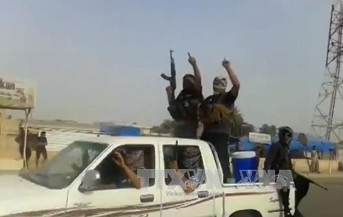 Phiến quân IS trên một đường phố ở Iraq. Ảnh: AFP-TTXVN
