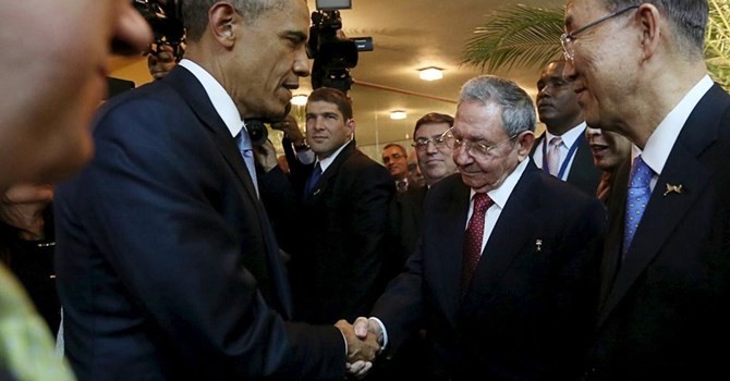 Tổng thống Mỹ Barack Obama bắt tay Chủ tịch Raoul Castro tại thượng đỉnh Châu Mỹ, Panama ngày 10/04/2015 - REUTERS