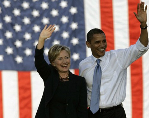 Tổng thống Mỹ Barack Obama (phải) và cựu ngoại trưởng Hillary Clinton. Ảnh: AP