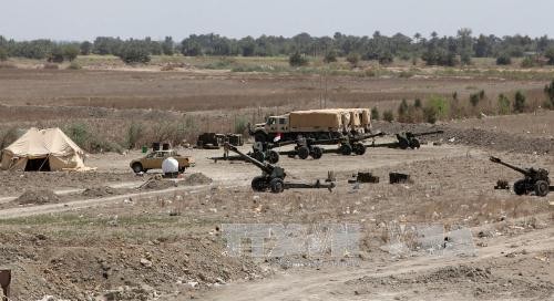 Xe quân sự quân đội Iraq đóng tại làng al-Karma, gần thành phố Fallujah, phía tây Baghdad ngày 14/4. Ảnh: AFP/TTXVN