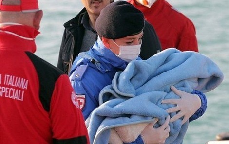 Một em bé sơ sinh trên chiếc tàu gặp nạn được giải cứu