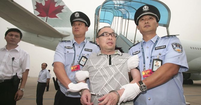 Lại Xương Tinh (Lai Changting), bị truy nã vì buôn lậu, hối lộ quan chức tham nhũng, bị dẫn độ từ Canada về Bắc Kinh - REUTERS