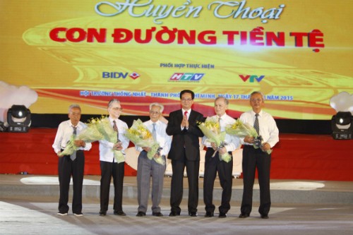 Thủ tướng Nguyễn Tấn Dũng tặng hoa cho các nhân chứng sống lịch sử đã góp phần làm nên huyền thoại trên "Con đường tiền tệ".