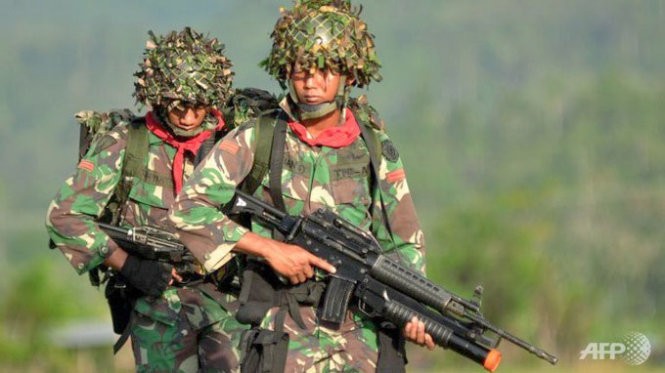 Binh lính Indonesia tham gia huấn luyện quân sự chống IS ở Poso, đảo Sulawesi - Ảnh: AFP