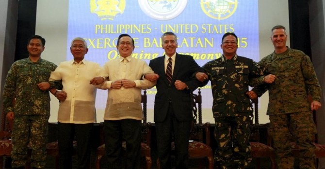 Các chỉ huy Philippines - Hoa Kỳ chụp ảnh nối vòng tay để thể hiện sự đoàn kết, trong nghi thức khai mạc cuộc tập trận Balikatan, Trại Aguinaldo, Manila, 15/04/2015. Ảnh REUTERS/Romeo Ranoco