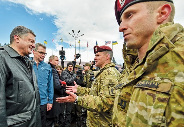 Tổng thống UkrainePetro Poroshenko (trái) gặp gỡĐại sứ Mỹ tại Ukraine, Geoffrey Pyatt hôm 20/4.