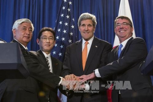 Bộ trưởng Quốc phòng Nhật Bản Nakatani, Ngoại trưởng Nhật Bản Fumio Kishida và Ngoại trưởng Mỹ John Kerry cùng Bộ trưởng Quốc phòng Mỹ Ashton Carter tại cuộc họp báo sau cuộc gặp. Ảnh: AFP/TTXVN